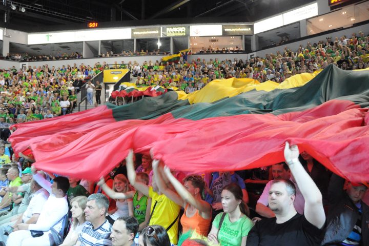 „APJUOSKIME „ŠVYTURIO“ ARENĄ TRISPALVĖMIS!”